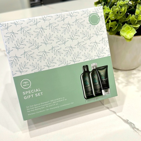 New in Box Tea Tree Special Gift Set - Picture 2 of 7